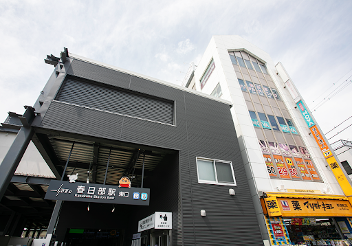 ①クリニック外観②明るい待合室③清潔な院内