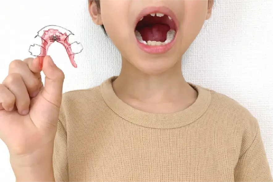 患者様の歯並びや噛み合わせ、成長段階に合わせて、治療方法と開始時期を提案しています。