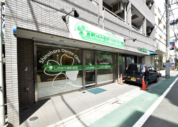 ①クリニック外観　②受付　③待合室