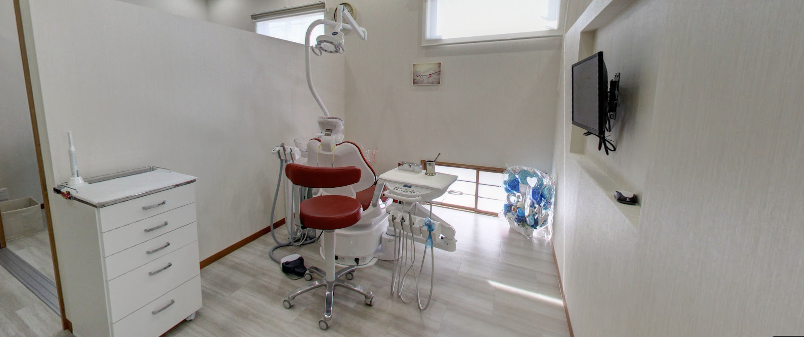 モニター付きの診察チェア