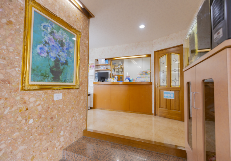 ①医院外観②受付③待合室