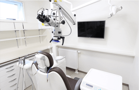 ①クリニック外観②待合室③診療チェア