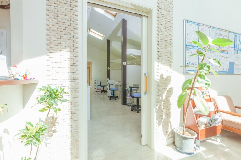 【キッズスペース完備・バリアフリー】亀井歯科が大切にする、予防を中心としたやさしい歯科医療