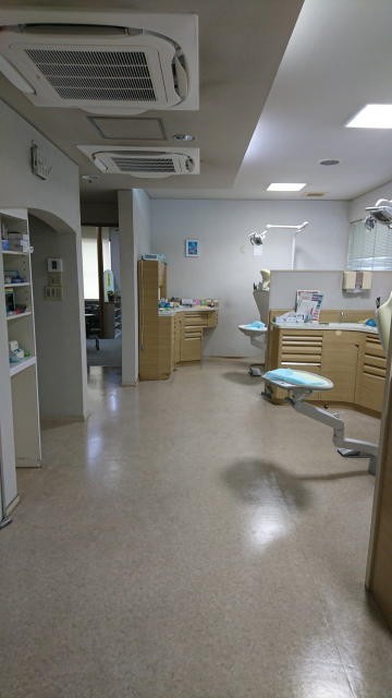 診療室では隣の患者様との距離を広く取っています