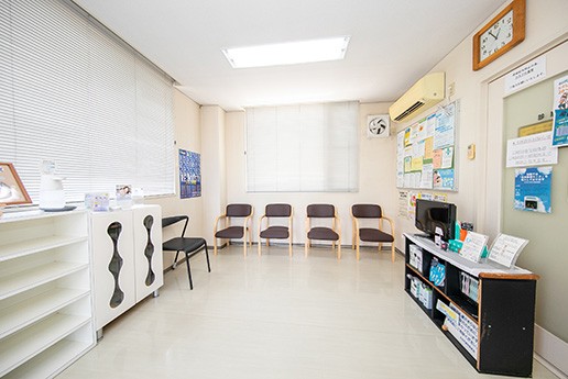 ①医院外観②待合室③半個室の診療室