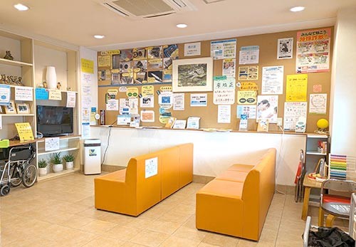 ①外観②受付③待合室