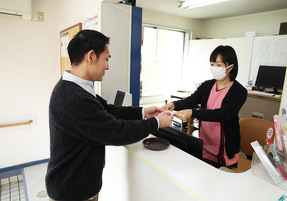 ①医院外観②受付③待合室