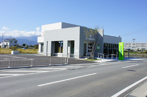 ①クリニック外観②受付・待合室③診察台