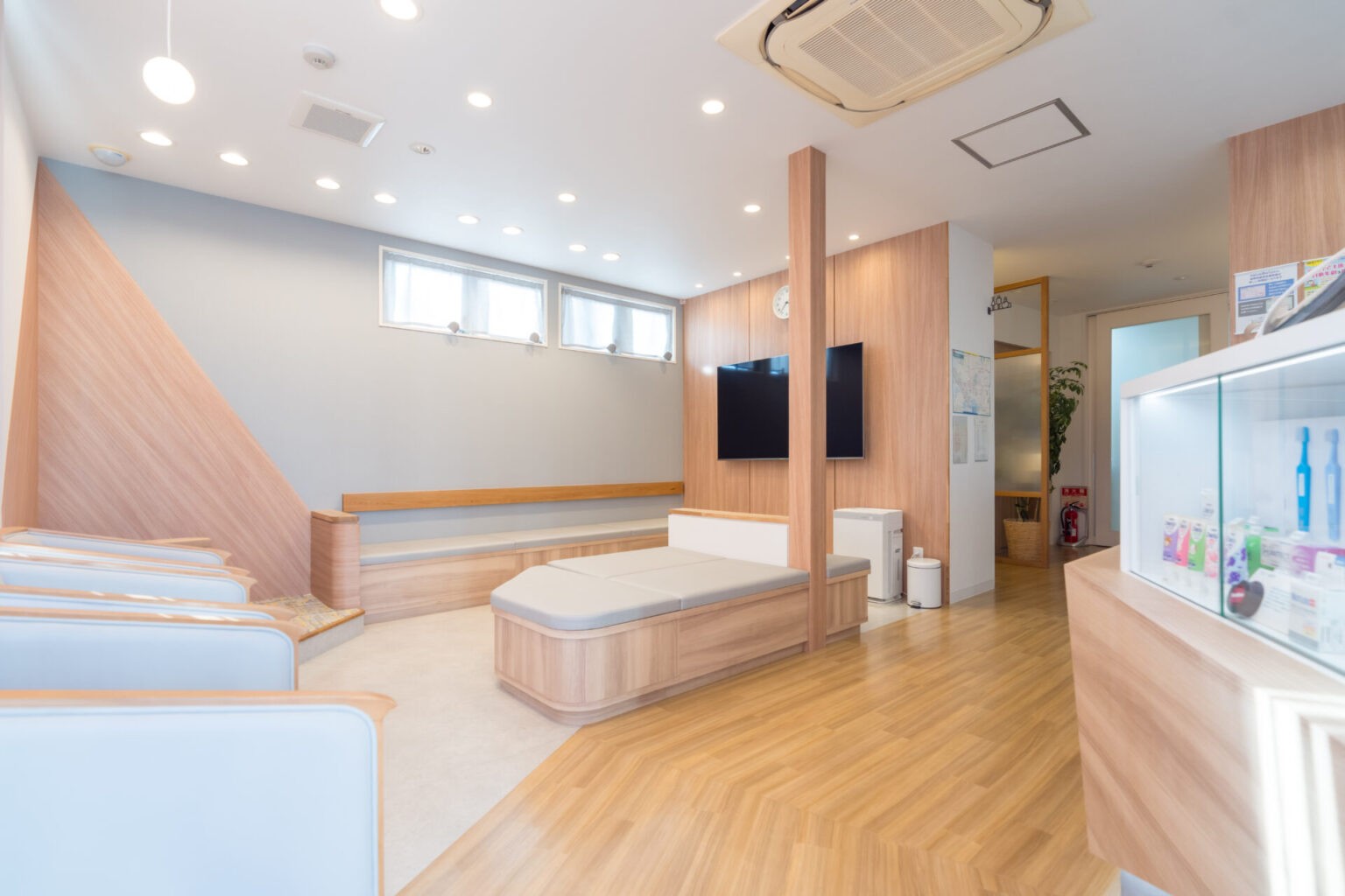 ①医院外観②受付③待合室