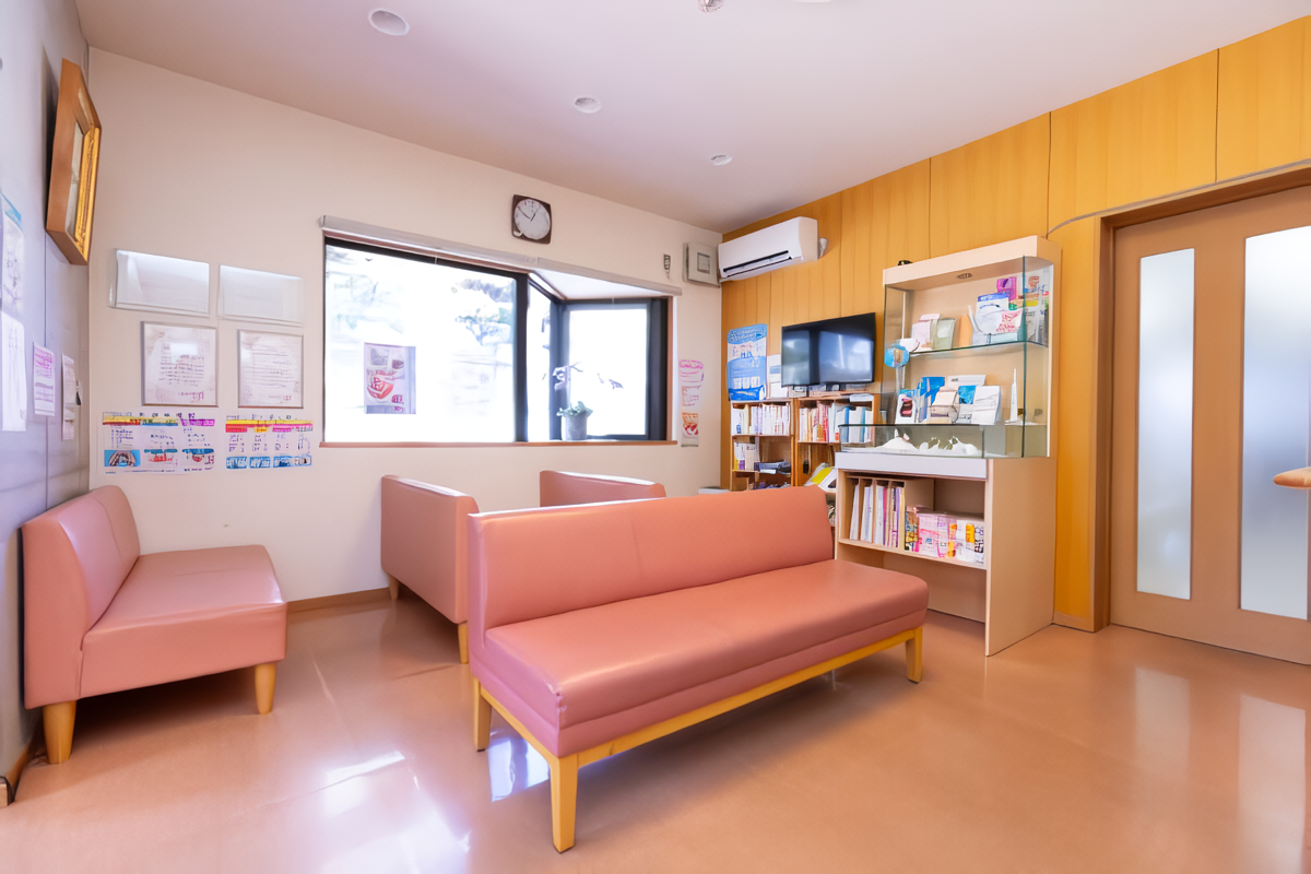 ①外観②待合室③診療スペース