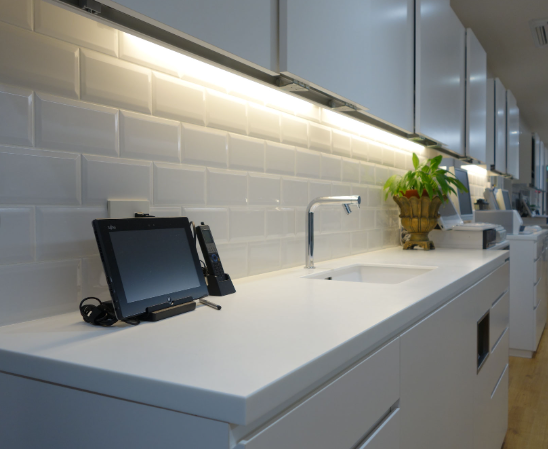 ①クリニック外観　②院内　③診療室