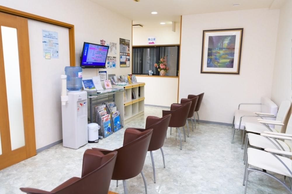 ①クリニック外観　②受付　③待合室