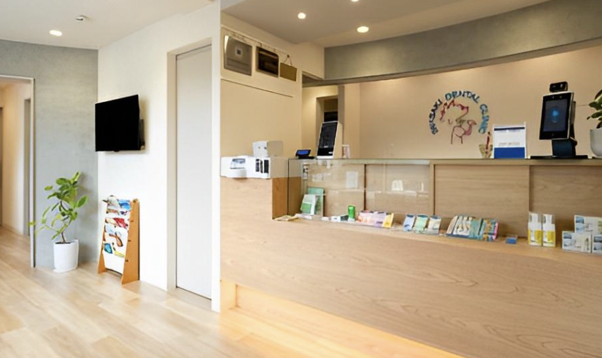 ①クリニック外観②待合室③診療チェア