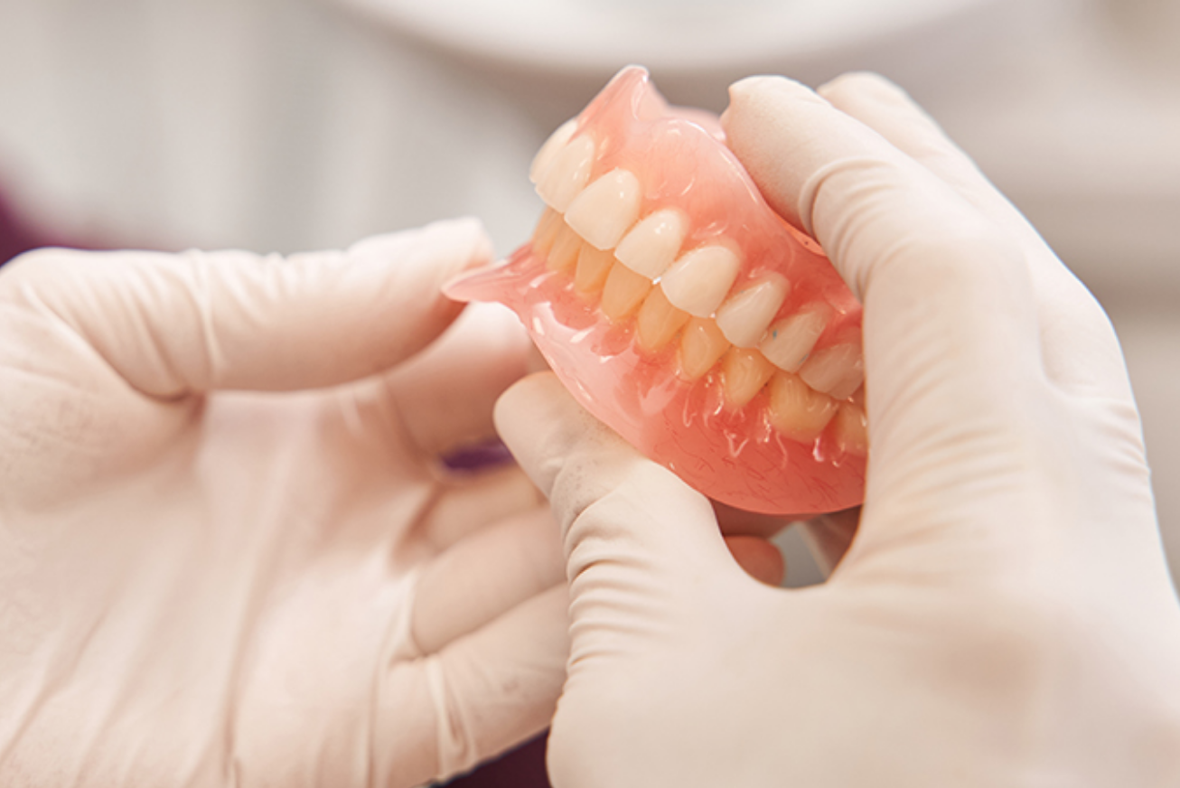 純チタン床・チタン合金床・コバルト・クローム床などの入れ歯のご用意があります。