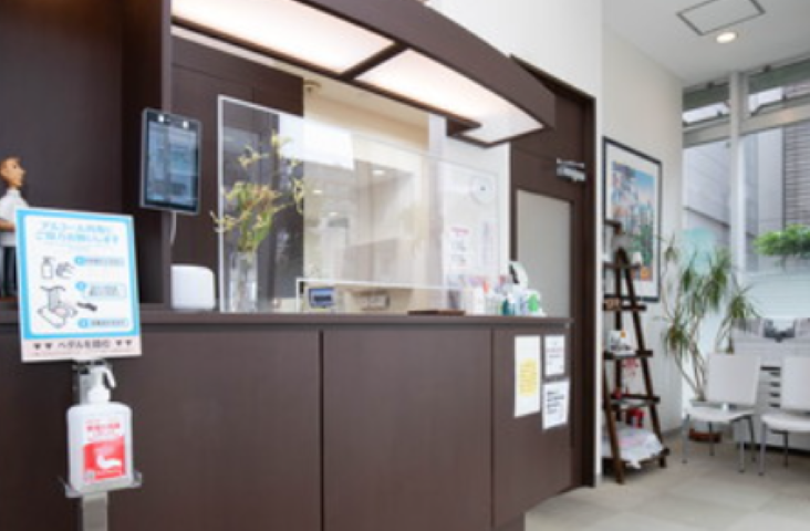 ①外観②待合室③受付