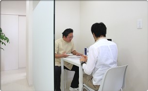 患者様のお口の状態や失った歯の本数、噛み合わせを確認し、生活スタイルや希望も踏まえて治療方法を提案しています。