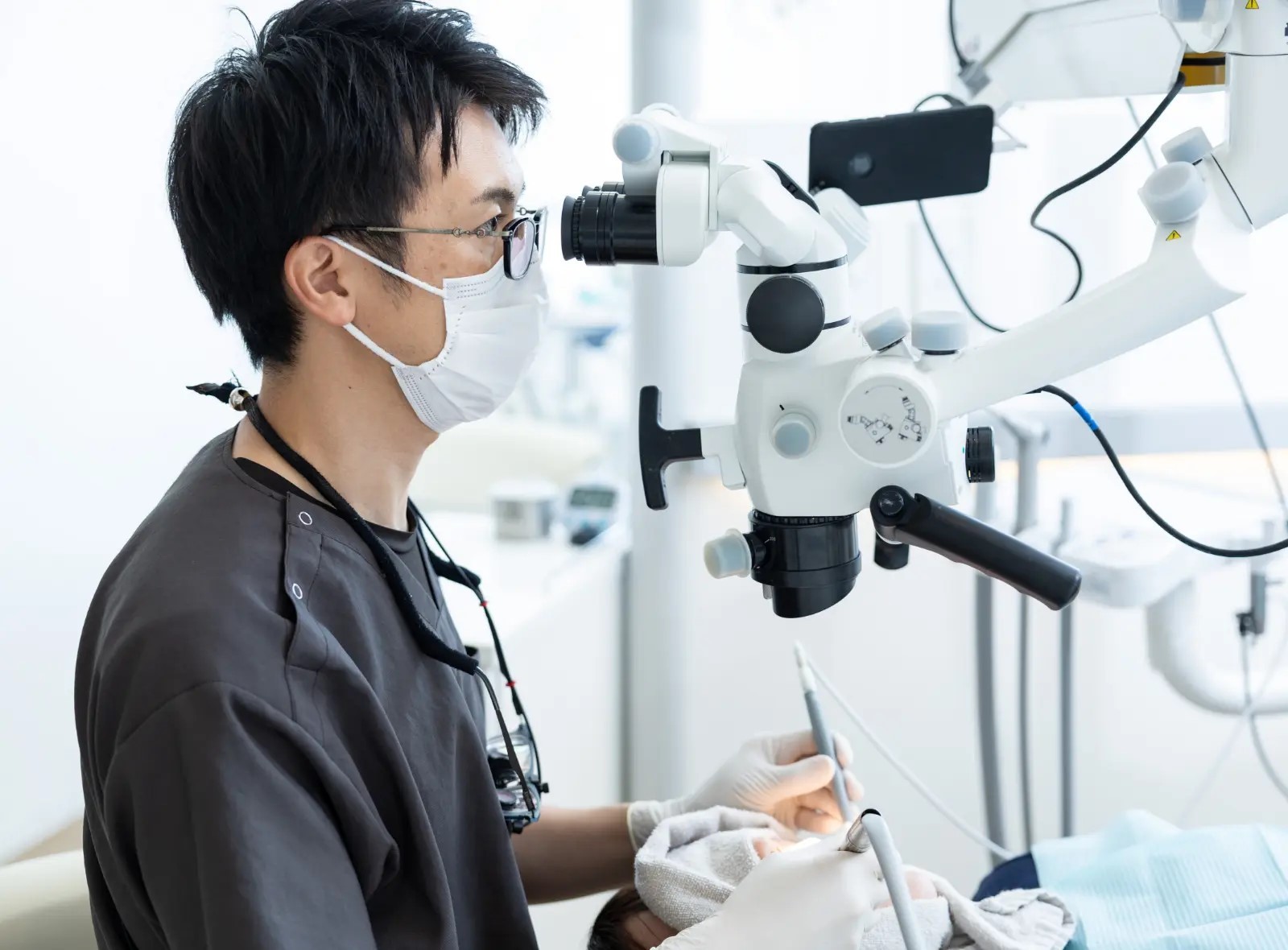 マイクロスコープを使い正確な診断・治療を行っています