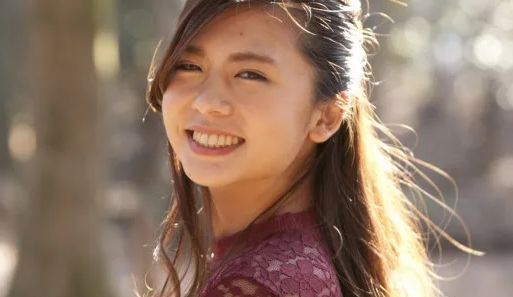 自然な白い歯を持つ女性