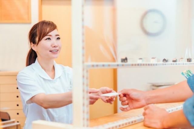①クリニック外観②受付③診療室