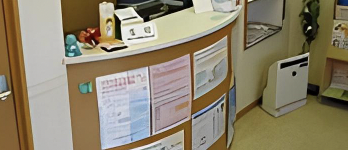 ①クリニック外観②待合室③診療チェア