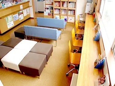 待合室には雑誌等が多く置かれています