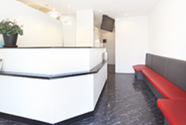 ①患者様の笑顔を大切にします②外観③受付