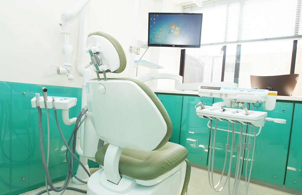 ①外観②待合室③診療室