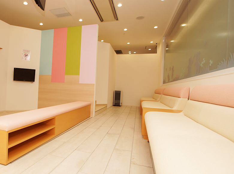 ①クリニック外観②受付③待合室