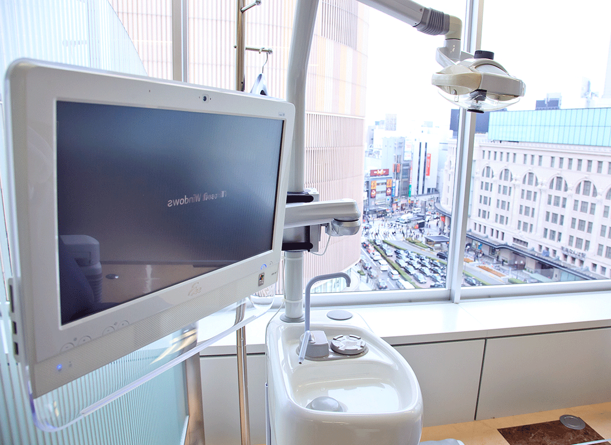 ①診療室　②診療室　③院内風景