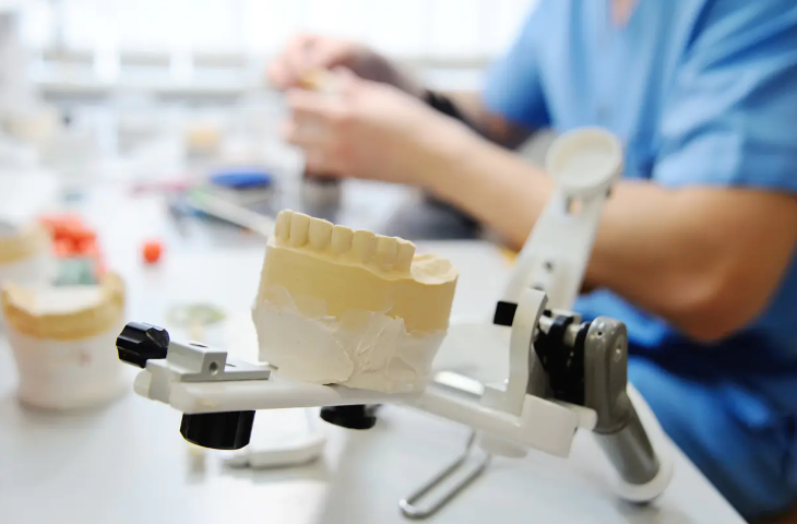 32年の経験が支える、違和感の少ない精密な入れ歯治療