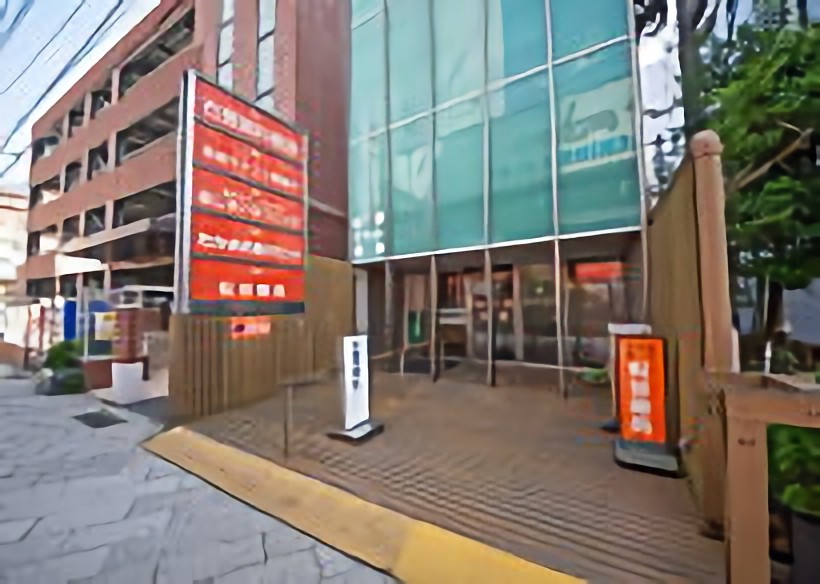 ①医院外観②受付③待合室