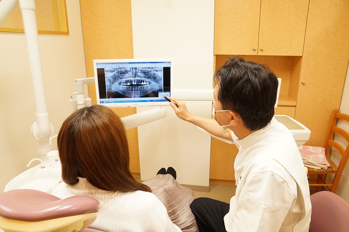 義歯を埋め込むことで天然歯の代わりとします