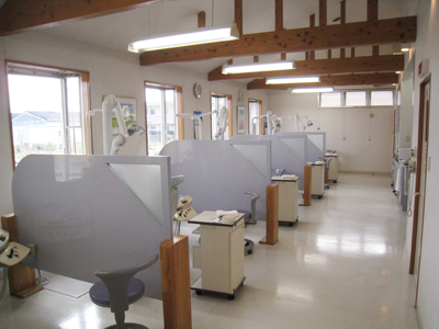 ①受付 ②キッズルーム ③診療室