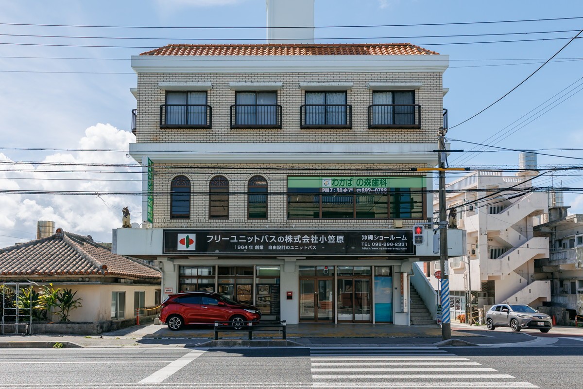 ①クリニック外観　②治療の様子　③POICウォーター