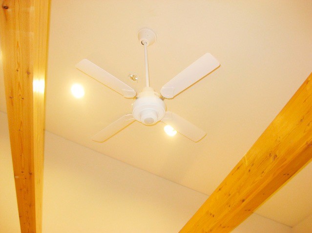 ご自宅や施設での療養生活を続けている患者様に向けて、入れ歯の修理や調整を中心とした歯科診療を行っています。