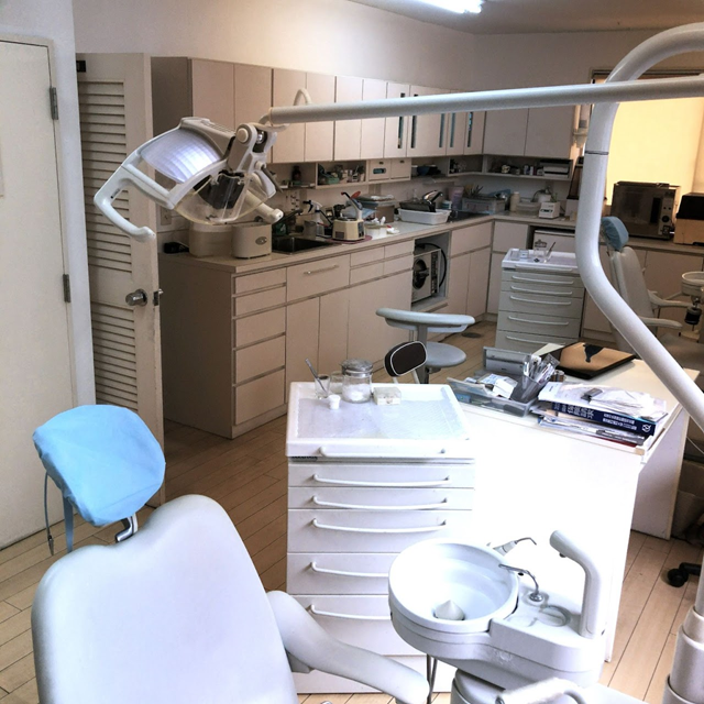 ①クリニック外観②診療スペース③診察台