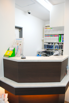 ①クリニック外観　②受付　③診療室