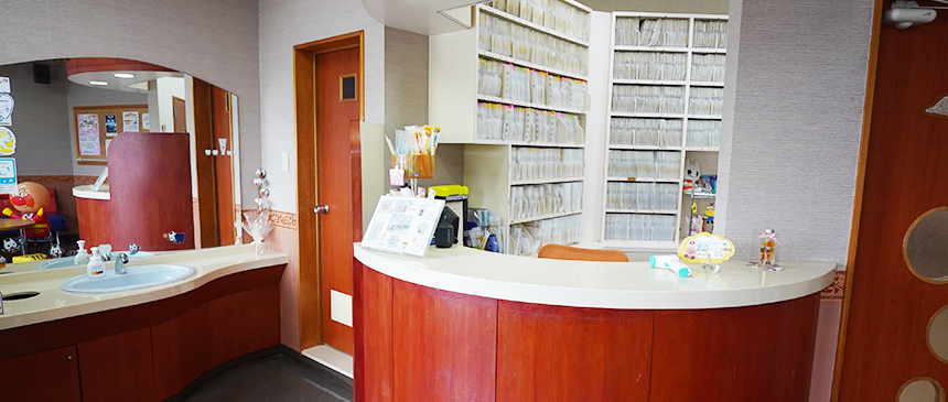 ①クリニック入口　②待合室　③受付