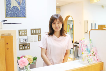 ①クリニック外観②笑顔でお迎えします③診療室