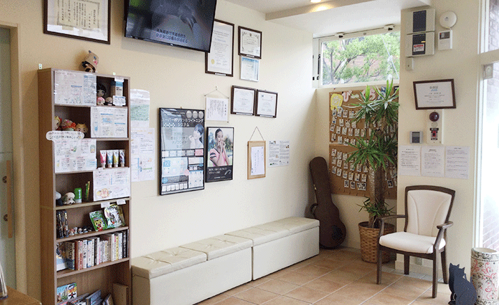 ①クリニック外観②受付③待合室