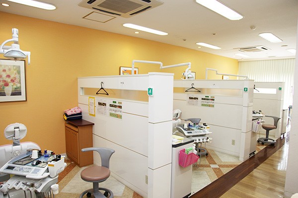 診療ユニットは個別に区切られております