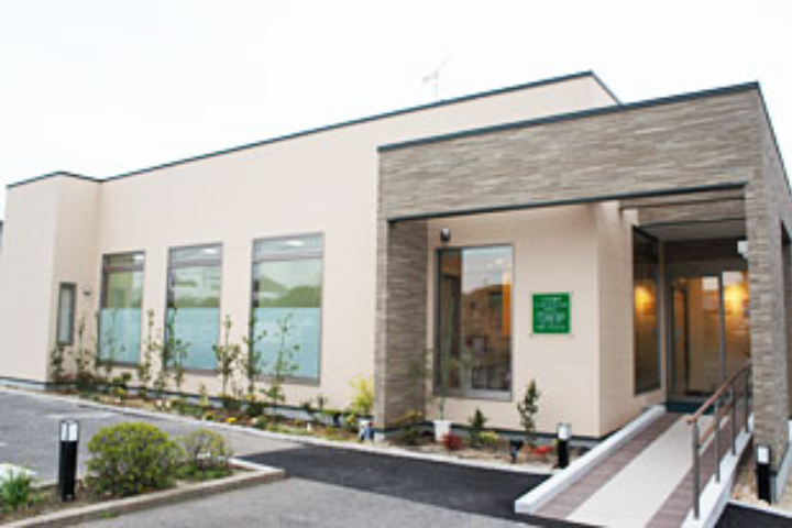 ①クリニック外観②待合室③診療室