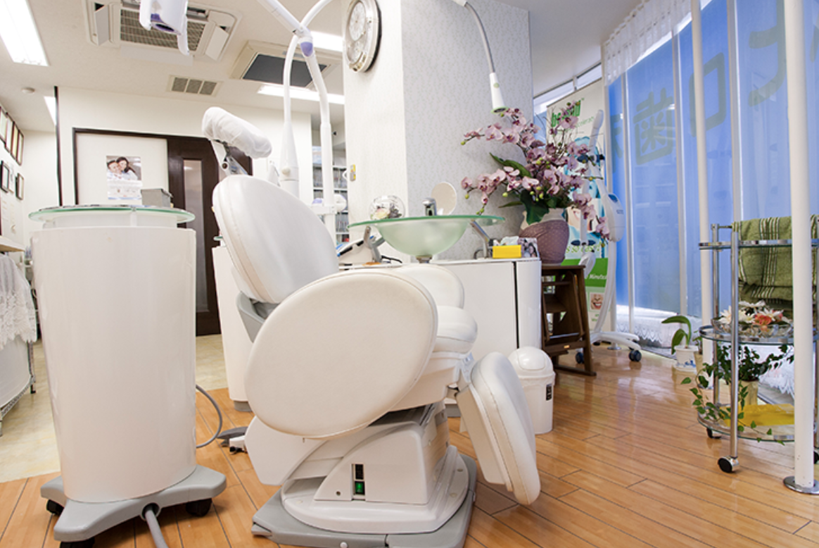 ①経験豊富な医師による安心の幅広い歯科治療 ②③医院風景