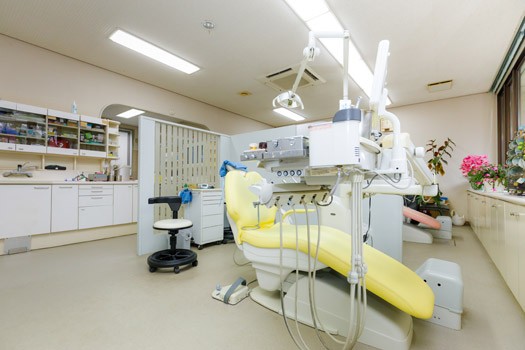 ①外観②待合室③診療室