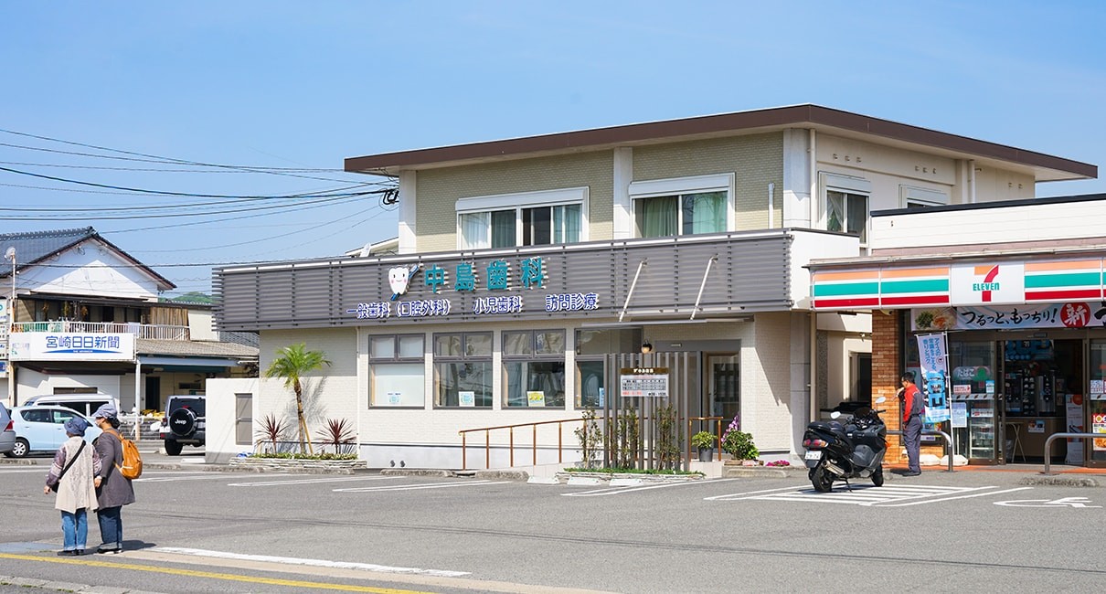 ①外観②待合室③診療室