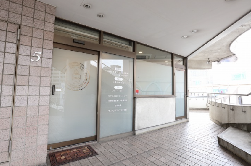 ①クリニック外観②受付③診療チェア