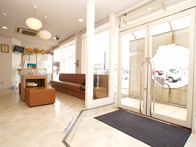 ①外観②受付③待合室