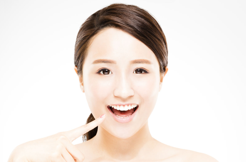 コンポジットレジンからセラミックまで多様な選択肢で自然な美しさを実現