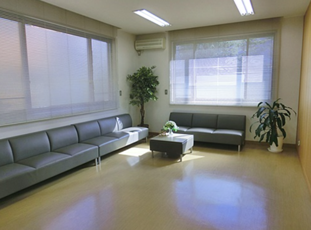 ①外観②待合室③診療室