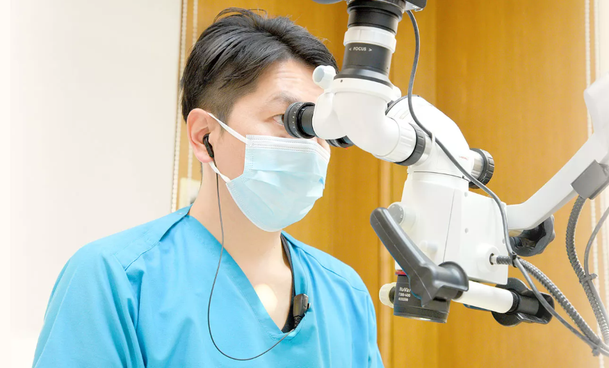 マイクロスコープを用いて、精密な根管治療を行います